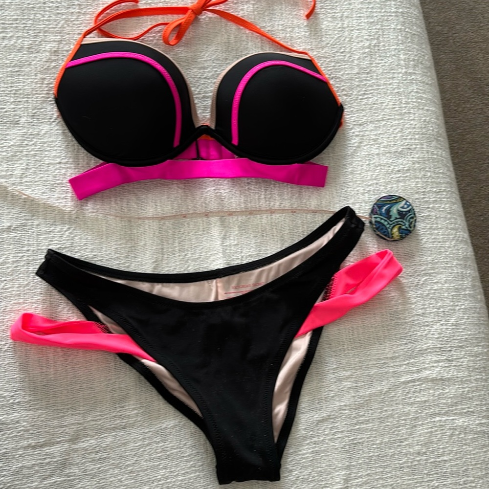 Like new condition. Color block.